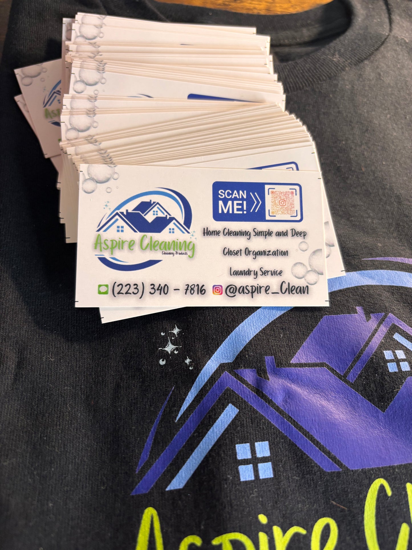 1 T-shirts + 50 Hang Cards + 100 Tarjetas de Presentación