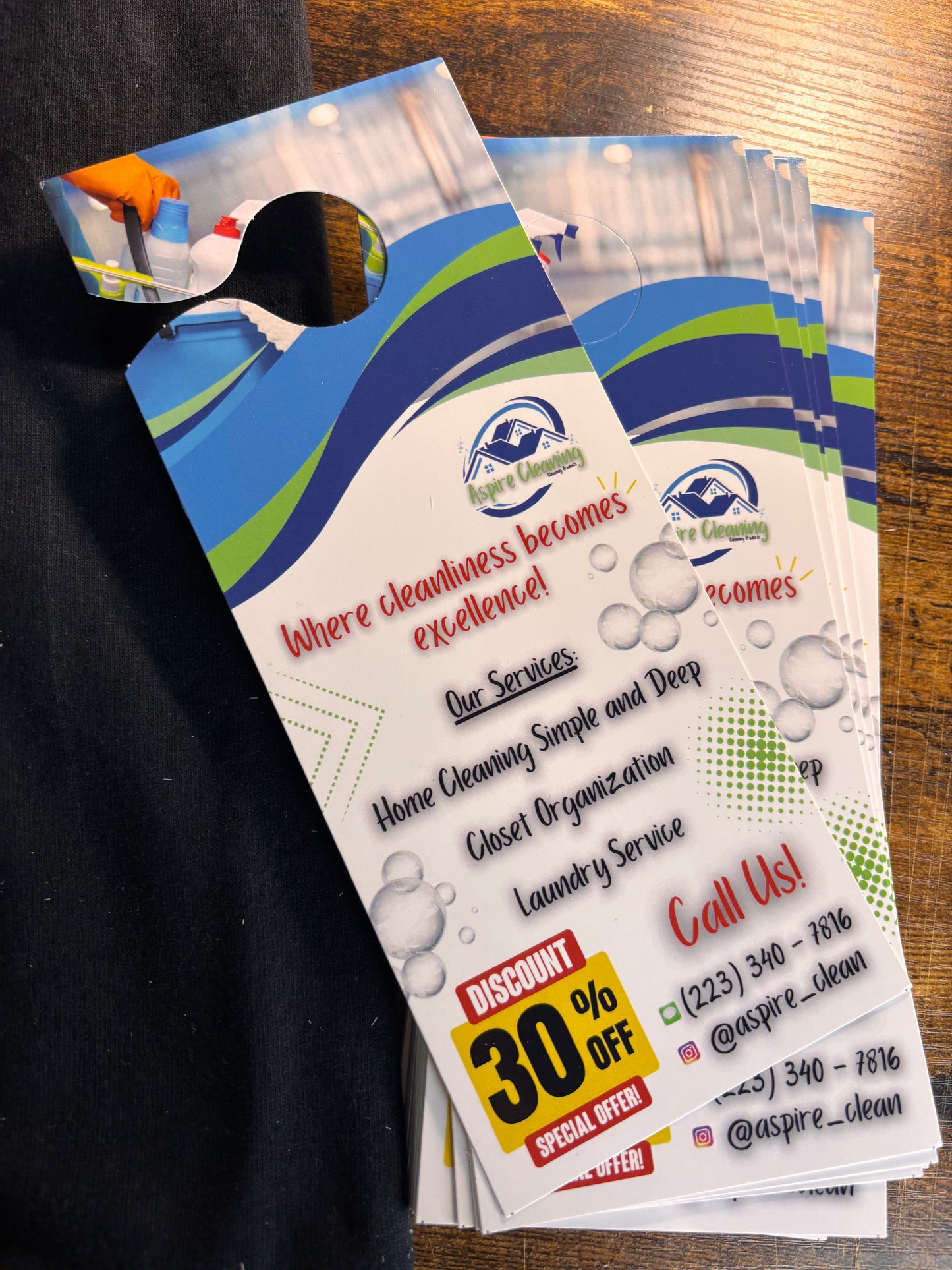 1 T-shirts + 50 Hang Cards + 100 Tarjetas de Presentación