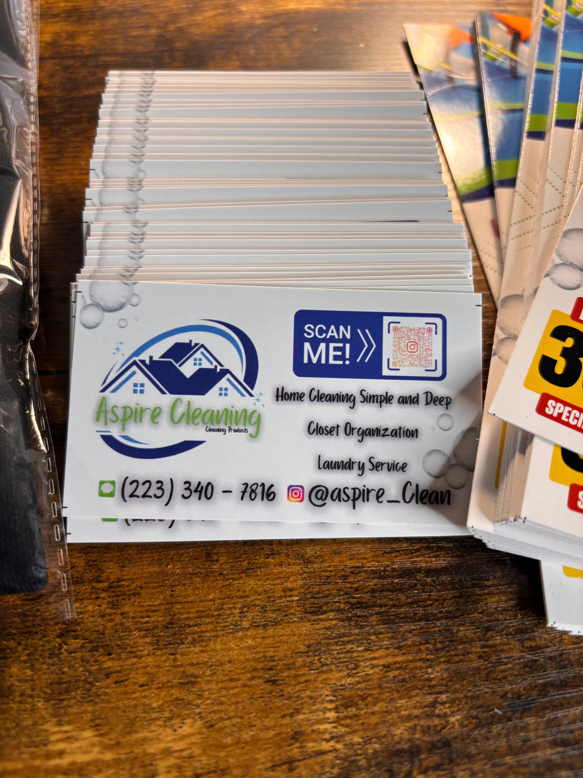 1 T-shirts + 50 Hang Cards + 100 Tarjetas de Presentación