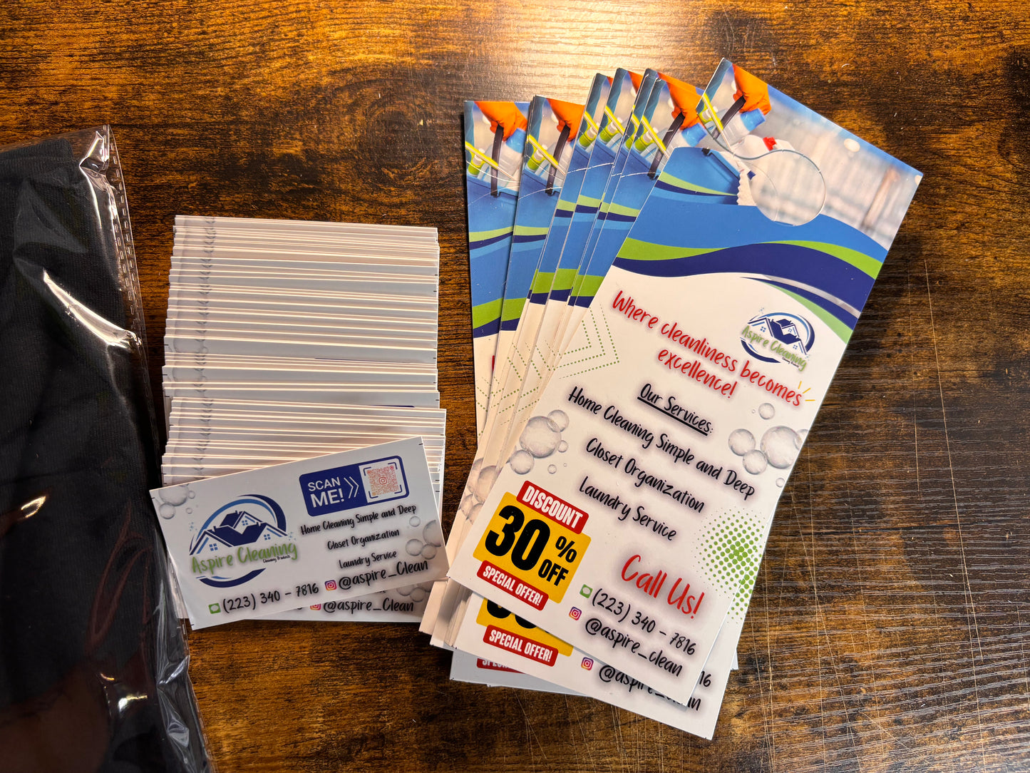 1 T-shirts + 50 Hang Cards + 100 Tarjetas de Presentación